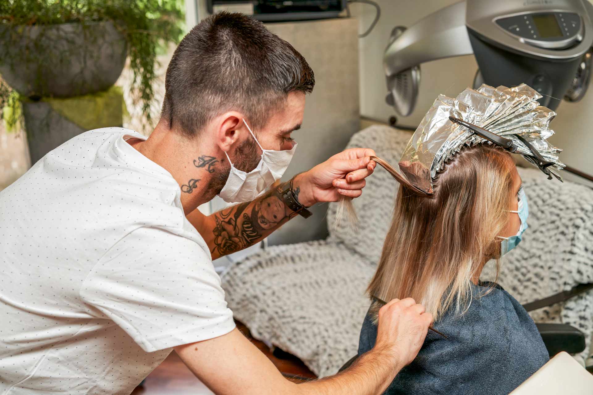 Un jeune homme qui coupe les cheveux d'une femme